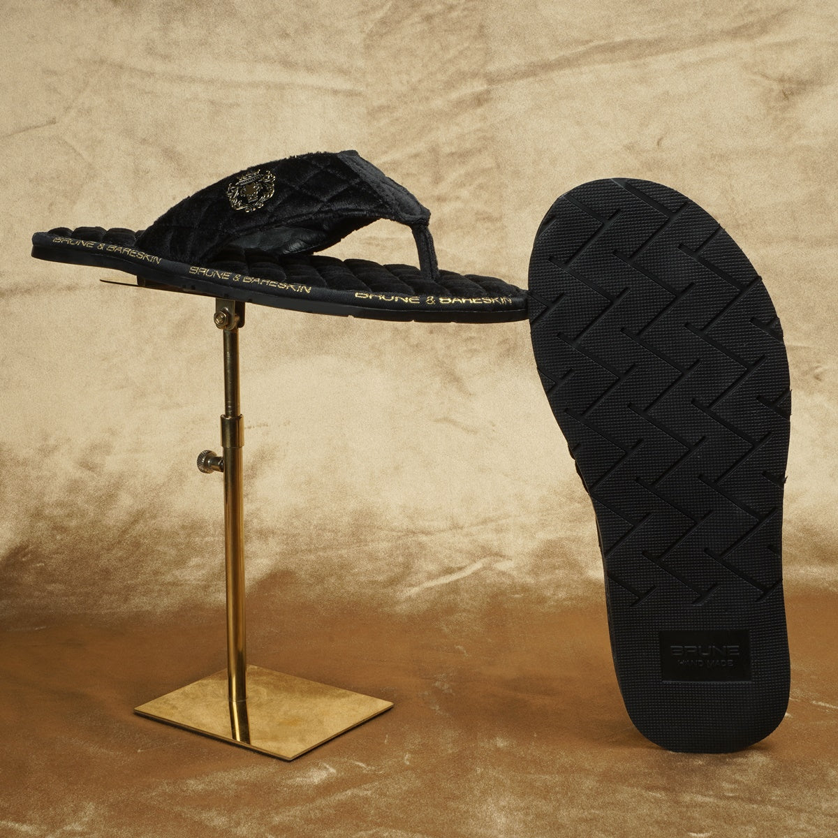 V-Shaped Black Brand Lining Velvet Quilted Slippers 41/7