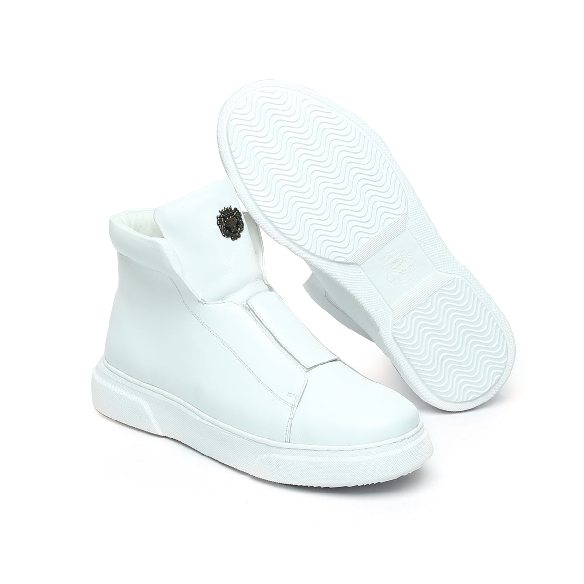 55% OFF on HIGHLANDER Men White Solid Sneakers on Myntra | PaisaWapas.com